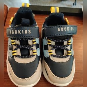 ***NWOT  ABC KIDS Boy Toddlers  Sneakers